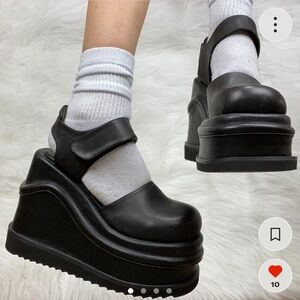 Black Unif wave platform shoes in a size 5